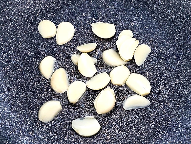Frying garlic slices