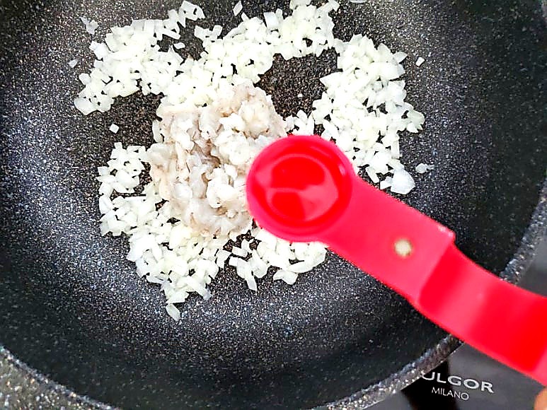 Shaping rice balls