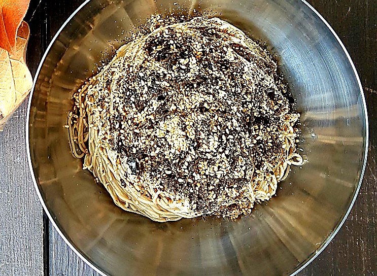 Boiling buckwheat noodles